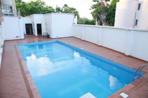 - une grande piscine bleue sur une terrasse en briques dans l'établissement NYALI FURNISHED APARTMENT WITH SWIMMING POOL, à Mombasa