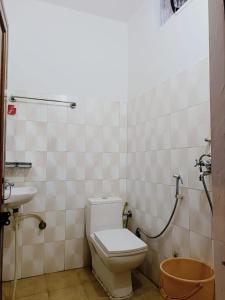uma casa de banho com um WC e um lavatório em The Roxxy Royal Resort em Rishikesh