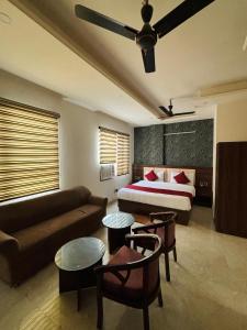 Postel nebo postele na pokoji v ubytování Hotel ECG Grand Inn-Near Delhi Airport