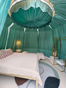 金馬崙高原的住宿－The Starry Dome，帐篷内一间卧室,配有一张床