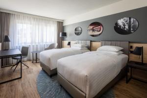 Voodi või voodid majutusasutuse Basel Marriott Hotel toas
