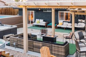 Kép Heated Pool, Hot Tub, Plunge, Game Room, and Kid's Toys! szállásáról Joshua Tree-ben a galériában