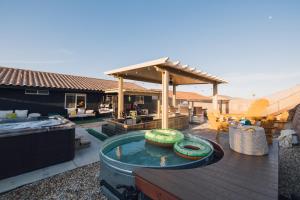 Kép Heated Pool, Hot Tub, Plunge, Game Room, and Kid's Toys! szállásáról Joshua Tree-ben a galériában
