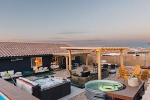 Kép Heated Pool, Hot Tub, Plunge, Game Room, and Kid's Toys! szállásáról Joshua Tree-ben a galériában