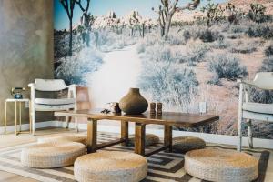 Foto de la galería de Heated Pool, Hot Tub, Plunge, Game Room, and Kid's Toys! en Joshua Tree