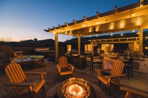 Foto de la galería de Heated Pool, Hot Tub, Plunge, Game Room, and Kid's Toys! en Joshua Tree