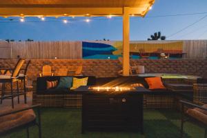 Kép Heated Pool, Hot Tub, Plunge, Game Room, and Kid's Toys! szállásáról Joshua Tree-ben a galériában