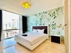 um quarto com uma cama com flores na parede em Căn 608-Nha Trang Center em Nha Trang