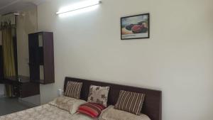 sala de estar con sofá y una foto en la pared en raminder singh ghai, en Jaipur