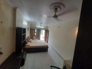 - une chambre avec un lit et un plafond dans l'établissement raminder singh ghai, à Jaipur