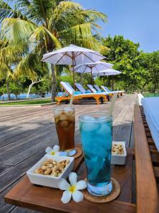 - une table avec deux boissons et un plateau de nourriture dans l'établissement KANDORA Luxury villas, à Maujawa