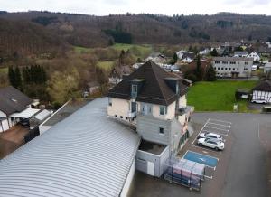 an overhead view of a house with a car parked in a parking lot at Femo SCHICK-modern, Natur, Rothaarsteig, 2Etg, 2Bäder in Burbach