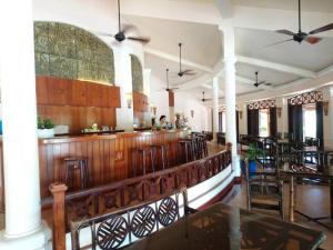 un ristorante con bar e alcuni tavoli e sedie di Biệt thự biển Mũi Né - Villa Muine Domaine - Sea View a Phan Thiet