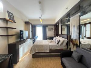 um quarto com uma cama e um sofá em 8 Adriatico em Manilla