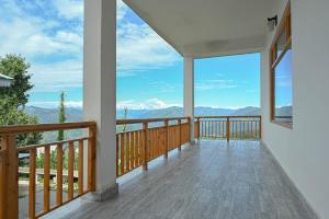 a balcony with a view of the mountains at Kaith Cottage in Kūfrī