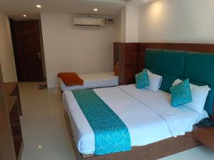Tempat tidur dalam kamar di Hotel Tark Plaza Near IGI Airport Delhi
