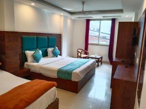 Hotel Tark Plaza Near IGI Airport Delhi في نيودلهي: غرفة فندقية بسريرين ونافذة