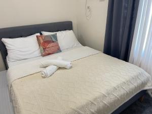uma cama com uma toalha branca em 8 Adriatico em Manilla
