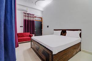 Un pat sau paturi într-o cameră la OYO Hotel Redfly Inn