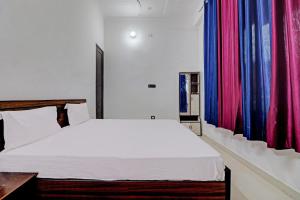 Ліжко або ліжка в номері OYO Hotel Redfly Inn