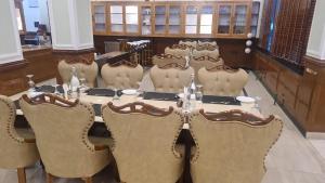 - une salle à manger avec une table et des chaises dans l'établissement Mentokling Residency, Leh, Ladakh, à Leh