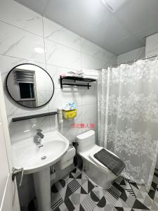 a bathroom with a sink and a toilet and a mirror at Xiaomi Courtyard B&B in Chishang