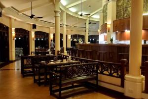 un restaurant avec des tables et un bar dans un bâtiment dans l'établissement Biệt thự biển Mũi Né - Villa Muine Domaine - Sea View, à Phan Thiết