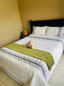 Cama o camas de una habitación en Good and Proper Guest Lodge