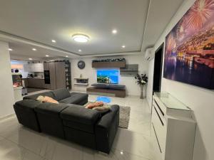 TV a/nebo společenská místnost v ubytování Marsascala Sea View 2 Bed Apartment close to center! HPI 9934
