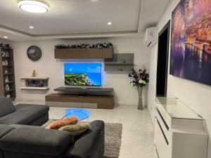 TV a/nebo společenská místnost v ubytování Marsascala Sea View 2 Bed Apartment close to center! HPI 9934