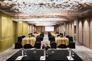 Ramada Encore by Wyndham Siliguri Sevoke Road商务区和/或会议室