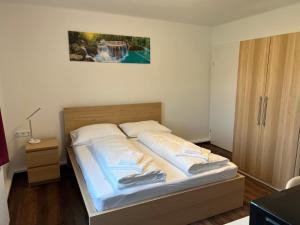 1 dormitorio con cama y piscina en Klockerhof Appartements I Rooms en Hart bei Graz