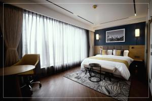 Ramada Encore by Wyndham Siliguri Sevoke Road客房内的一张或多张床位