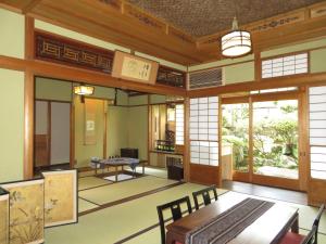 Habitación con mesa y sillas. en 蔵の宿　櫻林亭, en Miwa