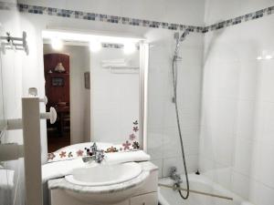 ein Bad mit einer Badewanne, einem Waschbecken und einer Dusche in der Unterkunft Résidence Pic Du Midi - 2 Pièces pour 4 Personnes 624 in La Mongie