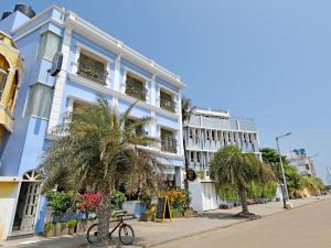 una bicicleta estacionada frente a un edificio azul en Sea Gadabout - Seaside Stays, en Pondicherry