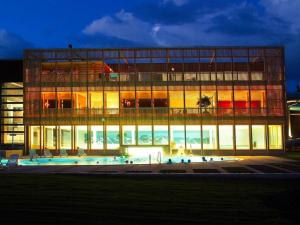 um grande edifício com uma piscina em frente em - fantastic mountain panorama em Davos