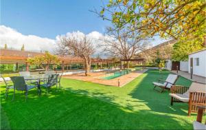 un patio con una mesa y sillas en el césped en Cortijo Andaluz Doña Adela, en Almería