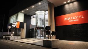 行桥市APA Hotel Fukuoka Yukuhashi Ekimae的酒店大楼前面设有电梯