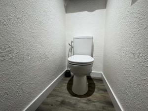 uma casa de banho com um WC branco num quarto em Résidence Lac Du Lou - Studio pour 4 Personnes 074 em Les Menuires