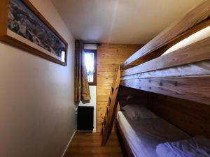 Zimmer mit 2 Etagenbetten und einem Fenster in der Unterkunft Résidence Dahlia - 2 Pièces pour 4 Personnes 304 in Saint-Martin-de-Belleville