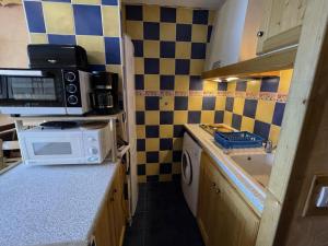 Kuchyň nebo kuchyňský kout v ubytování Résidence Grande Masse - Studio de 19m² pour 3 personnes avec balcon exposé Sud MAE-5804