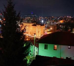 萨拉热窝Himber Rooms的城市夜景