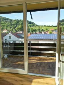 una vista da una finestra aperta di un tetto con pannelli solari di Ferienwohnung Villa Portugal a Leinsweiler