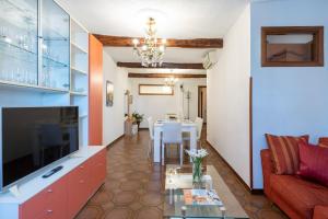 ein Wohnzimmer mit einem roten Sofa und einem Tisch in der Unterkunft Malapaga Genoa Historic Center - Happy Rentals in Genua