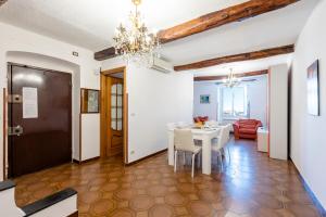 ein Esszimmer mit einem weißen Tisch und Stühlen in der Unterkunft Malapaga Genoa Historic Center - Happy Rentals in Genua