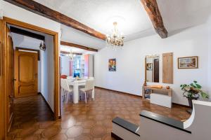 uma sala de estar com uma mesa e uma sala de jantar em Malapaga Genoa Historic Center - Happy Rentals em Génova