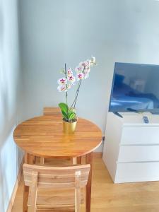 a small wooden table with a potted plant on it at Chambre Chants d'oiseaux in Brussels