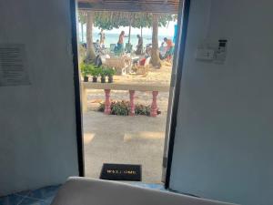 vista sulla spiaggia da una porta di una camera di Sunset Serenity Cove (11) a Ko Phangan