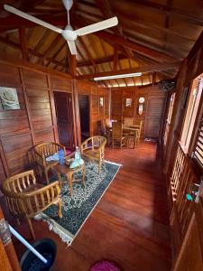 una vista aérea de una sala de estar con sillas y mesas. en HOMESTAY KAYU, en Kajang